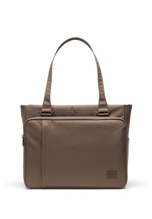 Sac cabas marron avec deux anses, grande poche zippée à l'avant, design simple et petit logo de la marque dans le coin inférieur.