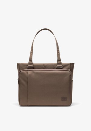 Sac cabas marron avec deux anses, grande poche zippée à l'avant, design simple et petit logo de la marque dans le coin inférieur.