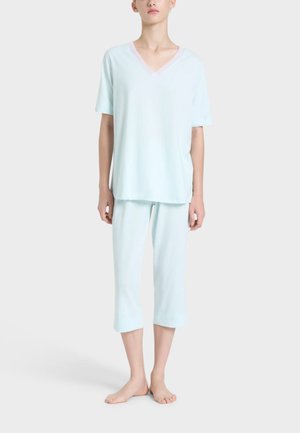 Set di pigiama in cotone azzurro chiaro, composto da una maglietta a maniche corte con scollo a V e pantaloni a 3/4. Il tessuto appare morbido e liscio.
