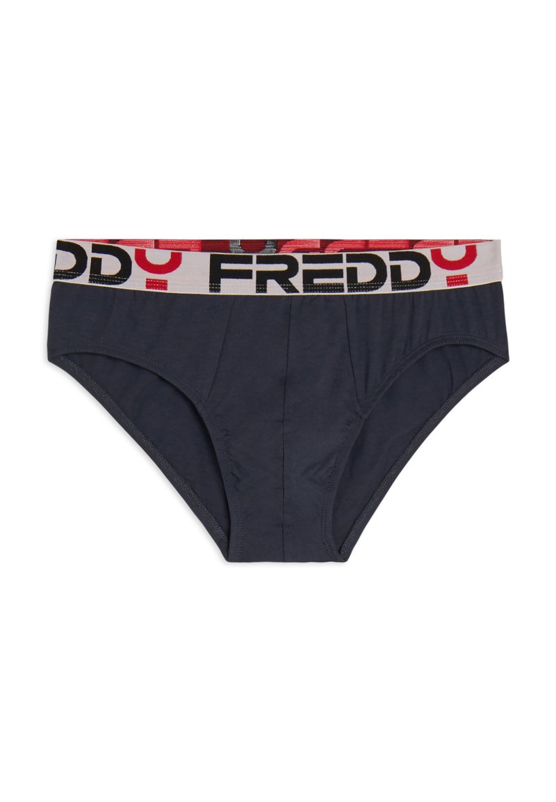 Slip da uomo blu navy con fascia elastica bianca, rossa e nera con il nome del marchio "FREDDY". Materiale morbido simile al cotone.