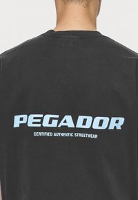 Pegador COLNE LOGO TEE - Nyomott mintás póló - vintage black/baby blue
