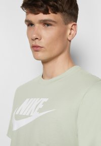 Nike Sportswear TEE ICON FUTURA  - Potiskana majica - grauweiss