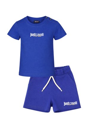 Set per bambini composto da camicia a maniche corte blu e pantaloncini con logo "Just Cavalli Little Rogue" e coulisse bianca sui pantaloncini.