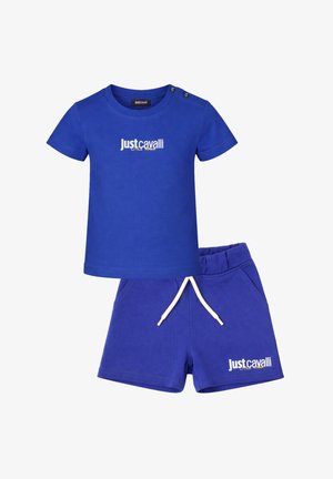 Set per bambini composto da camicia a maniche corte blu e pantaloncini con logo "Just Cavalli Little Rogue" e coulisse bianca sui pantaloncini.