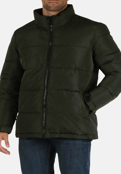 Giacca a vento verde scuro con cuciture orizzontali, colletto alto e zip frontale. Il materiale appare liscio e leggermente lucido.