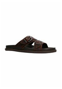 Bruine leren slippers met twee verstelbare bandjes, gestructureerd oppervlak en een donkere rubberen zool. Voorzien van metalen gespen op de bandjes.