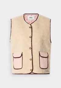 Μπεζ φλις γιλέκο με καφέ επένδυση, που διαθέτει ροζ καπιτονέ τσέπες και χρυσά κουμπιά. Χαρακτηριστική εσωτερική επένδυση με λουλουδάτο σχέδιο ορατή στη λαιμόκοψη.