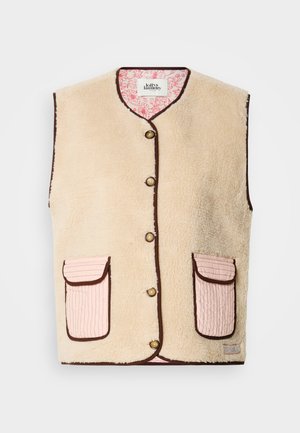 Μπεζ φλις γιλέκο με καφέ επένδυση, που διαθέτει ροζ καπιτονέ τσέπες και χρυσά κουμπιά. Χαρακτηριστική εσωτερική επένδυση με λουλουδάτο σχέδιο ορατή στη λαιμόκοψη.