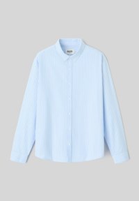 Chemise bleu clair à manches longues, avec des rayures verticales blanches, col pointu et ourlet arrondi. Le tissu semble lisse et léger.