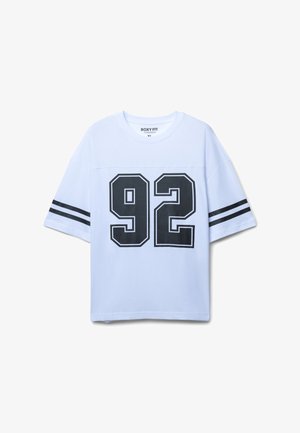 T-shirt bianco con vestibilità ampia, maniche corte, caratterizzato da una stampa nera "92" e due strisce nere su ciascuna manica. Tessuto in cotone liscio.