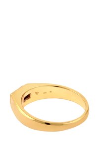 Goldfarbener Ring mit glatter, polierter Oberfläche. Hat ein geometrisches, elegantes Design und verfügt über Gravuren an der Innenseite des Bands.