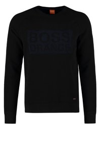 Sudadera negra con mangas raglán largas, que presenta un logo en relieve "BOSS ORANGE" en azul oscuro en el pecho y una textura sutil.