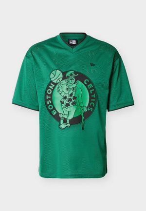 Camiseta de baloncesto verde de los Boston Celtics con un gran logo de leprechaun girando un balón de baloncesto en el dedo en el frente, cuello en V y mangas cortas.
