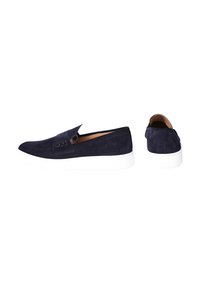Scarpe slip-on in suede blu navy con suola in gomma bianca, caratterizzate da un design piatto e cuciture decorative sulla parte superiore.