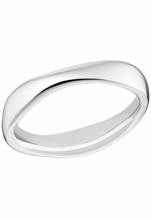 Bague en argent lisse et polie avec un design de bande légèrement torsadée et asymétrique sur fond blanc.