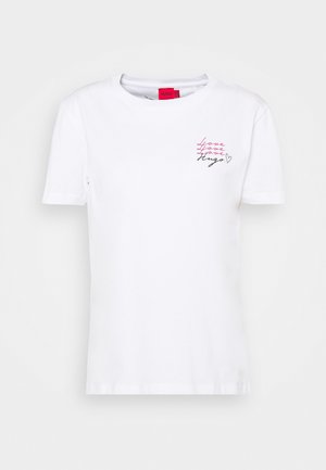 Wit T-shirt met korte mouwen en ronde hals, kleine rode en zwarte tekst "Love Love Love Hugo" en een hartje op de bovenste linkerborst.