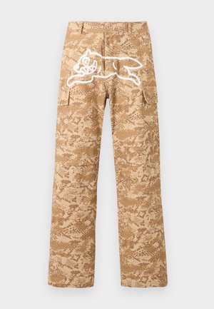 Beige en bruine camouflage cargobroek met grote zijzakken en een wit omrande cartoonkat grafiek over de achterkant van de taille.