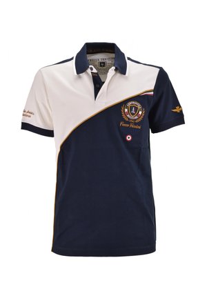 Polo shirt blu navy e bianco con colletto, caratterizzato da logo ricamato, dettagli dorati e design a blocchi di colore diagonali.