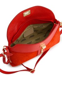 Rote Leder- und Wildleder-Umhängetasche mit Reißverschluss, goldenen Beschlägen und einem gefütterten Inneren mit dem Markennamen. Langer verstellbarer Gurt.