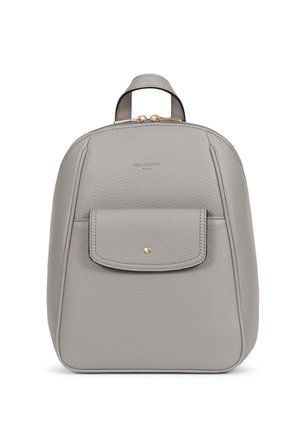 Lichtgrijze leren rugzak met voorvak met drukknop, gouden ritssluiting, bovenhandvat en "HEXAGONA PARIS" reliëf aan de voorkant.