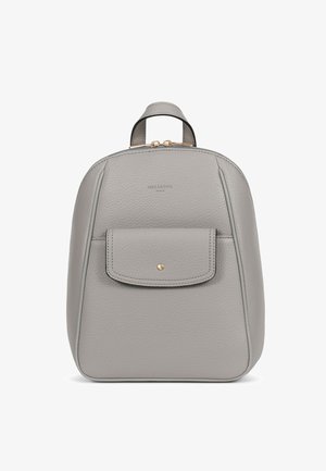 Lichtgrijze leren rugzak met voorvak met drukknop, gouden ritssluiting, bovenhandvat en "HEXAGONA PARIS" reliëf aan de voorkant.