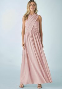 Maxime dress in pehmeä vaaleanpunainen kangas, jossa on kääntömuotoilu, hihattomuus, kerätty vyötärö ja virtaava hame. Sujuva pinta, jossa on hienovarainen kiilto.