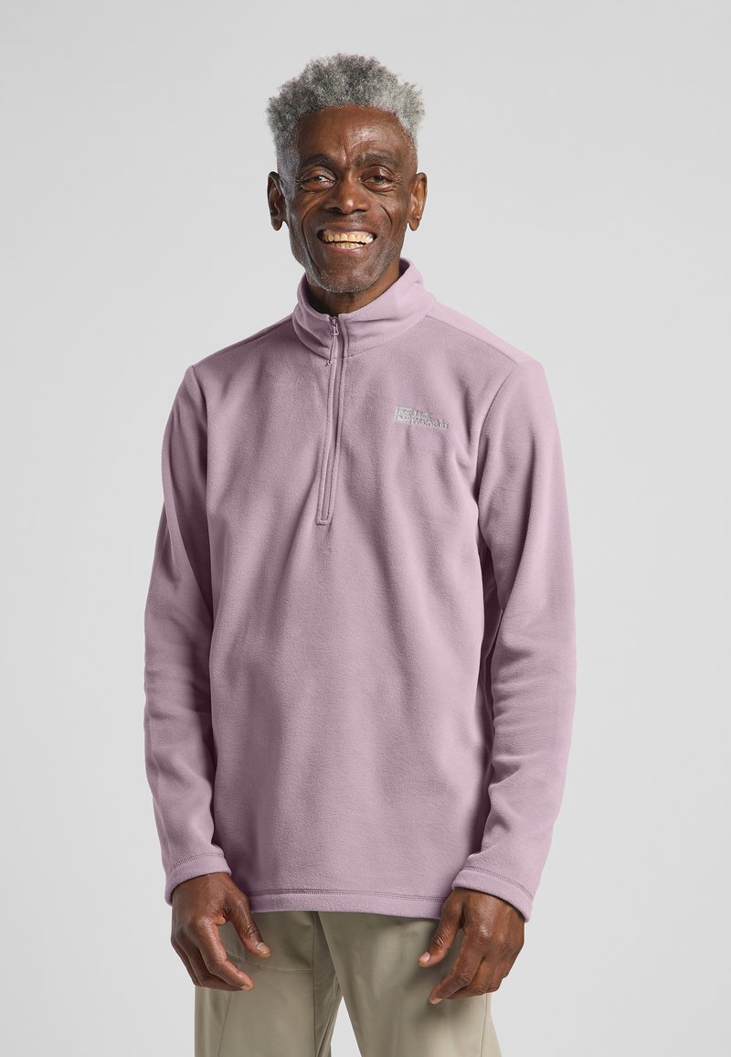 Helllila Fleece-Pullover mit halblangem Reißverschlusskragen, langen Ärmeln und kleinem Logo auf der Brust, ausgestattet mit einer weichen, strukturierten Oberfläche.