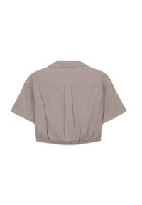 Camicetta corta con maniche a sbuffo in tessuto taupe chiaro con righe verticali, caratterizzata da un colletto e un elastico in vita sul retro.