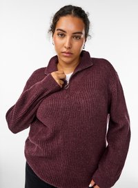 Bordeauxroter Strickpullover mit Reißverschluss-Kragen, weiten Ärmeln und gerippter Struktur. Die Passform ist lässig und bietet Komfort und Wärme.