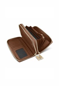 Cartera de cuero marrón con una superficie texturizada, cierre de doble cremallera, múltiples ranuras para tarjetas y un compartimento para billetes. Interior de color azul.