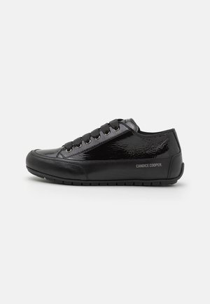 Schwarzer Sneaker mit niedrigem Schaft, glänzendem Lederobermaterial, schwarzen Schnürsenkeln, Gummisohle und "Candice Cooper" Text an der Seite.