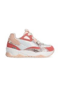 Sneakers con una combinazione di camoscio azzurro chiaro, accenti corallo, dettagli argento luccicanti e una suola bianca testurizzata con riflessi rosa.