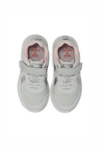 Szare tekstylne sneakersy z siateczkowym wzorem, różowe akcenty wewnątrz oraz zapięcie na rzep, z gumową podeszwą i sznurowanym przodem.