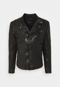 Svart läderbikerjacka med quiltade axeldetaljer, asymmetrisk dragkedjestängning och slim fit. Har två framfickor med dragkedja.