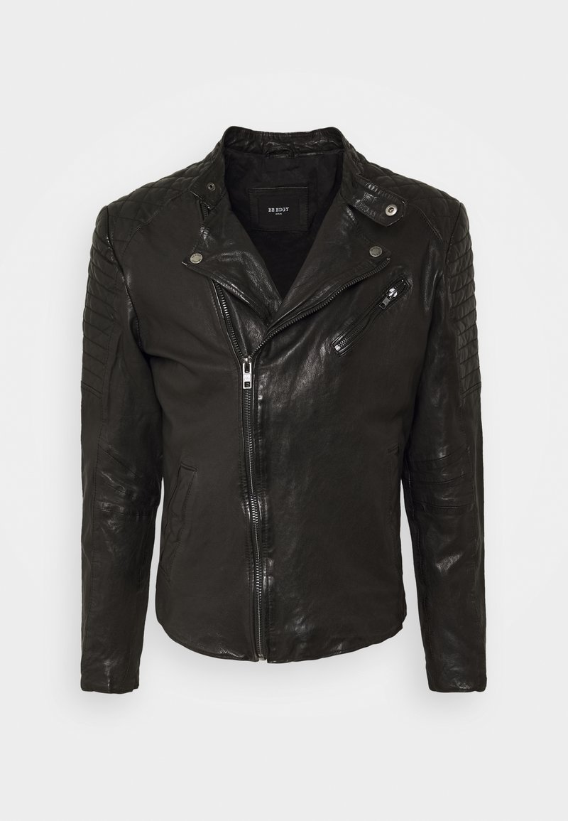 Svart läderbikerjacka med quiltade axeldetaljer, asymmetrisk dragkedjestängning och slim fit. Har två framfickor med dragkedja.