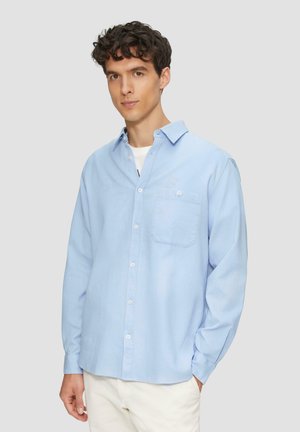 Lichtblauwe langemouwen shirt van gestructureerde stof, met een button-down kraag, voorzak en witte knopen.
