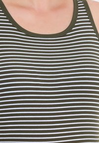 Ärmklänning med olivgrön och vit horisontell randning, ribbad textur och rundad urringning.