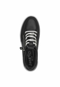 Sneaker nera con tomaia in pelle texturizzata, occhielli in argento, lacci bianchi e zip laterale. Presenta una soletta con marchio e una punta rotonda.