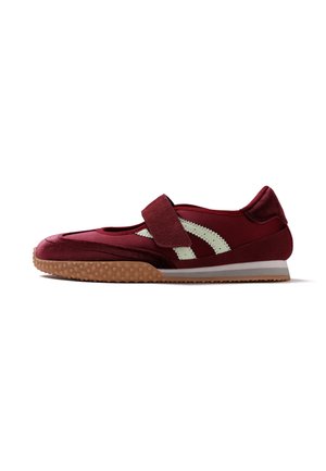 Gioseppo, GIOSEPPO BURGUNDY SPORTS BALLET FLATS 80214 - Bailarinas con hebilla - burdeos