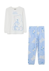 Kinder-Schlafanzugset mit einem weißen Langarmoberteil mit einem Bärenmotiv und dem Text "SWEET DREAMS" sowie blauen Hosen mit Bärenmustern.