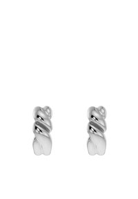 Silver vridna hängande örhängen med en slät, reflekterande yta, som har en unik design som skapar en tredimensionell effekt.