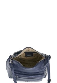 Borsa a tracolla in pelle blu navy con una superficie texturizzata, chiusura con zip e un interno foderato con un motivo a logo ripetuto. Presenta una tasca frontale e una tracolla regolabile.