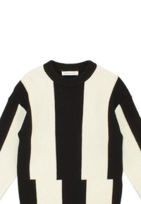 Maglione a costine nero e crema con colletto rotondo, caratterizzato da audaci righe verticali e dettagli in maglia testurizzata. Etichetta con la scritta "TOBETOO."