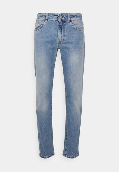 Jeans de mezclilla azul claro con un diseño clásico de pierna recta, cinco bolsillos, presillas para cinturón y un cierre de cremallera con botón.