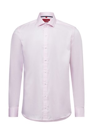 Helles rosa Hemd mit langen Ärmeln, subtiler Textur, spitzem Kragen und Knopfverschluss. Verfügt über einen abgerundeten Saum und weiße Knöpfe.