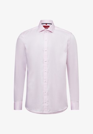 Helles rosa Hemd mit langen Ärmeln, subtiler Textur, spitzem Kragen und Knopfverschluss. Verfügt über einen abgerundeten Saum und weiße Knöpfe.