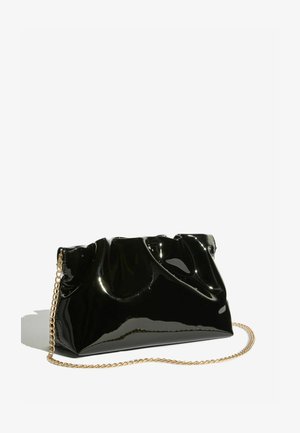 Mustast lakknahast käekott kortsus mustriga, millel on kuldne kett-rihm. Sile tekstuur läikiva viimistlusega.