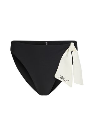 Fekete bikini alsó magasderekú kialakítással, sima anyagból, fehér oldalsó masnival, amelyen „Karl” szerepel futóírással.