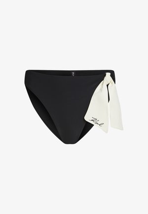 Čierne bikinové nohavičky s vysokým pásom, hladkým materiálom a bielou bočnou mašľou s nápisom "Karl" v kurzíve.