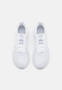 Pantofi sport albi cu un design din plasă, vârful rotund și șireturi albe plate. Au un logo și accente gri deschis pe limbă și pe lateral.